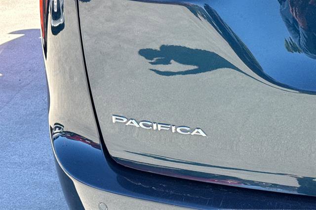 Used 2023 Chrysler Pacifica Touring-L image 32