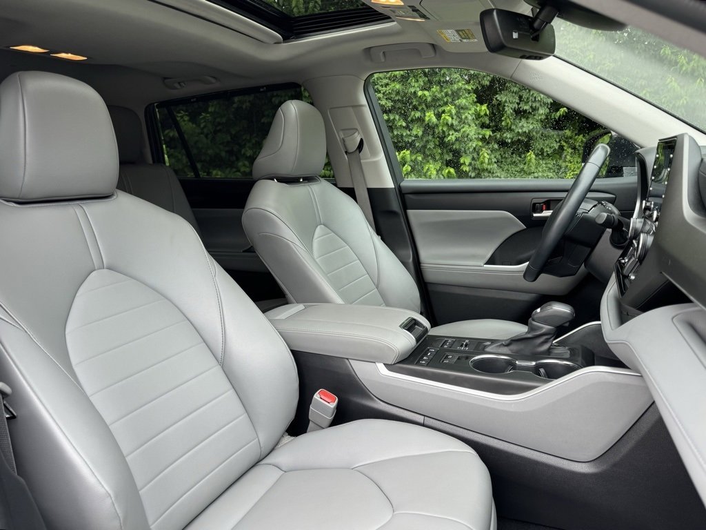 Used 2022 Toyota Highlander XLE image 13