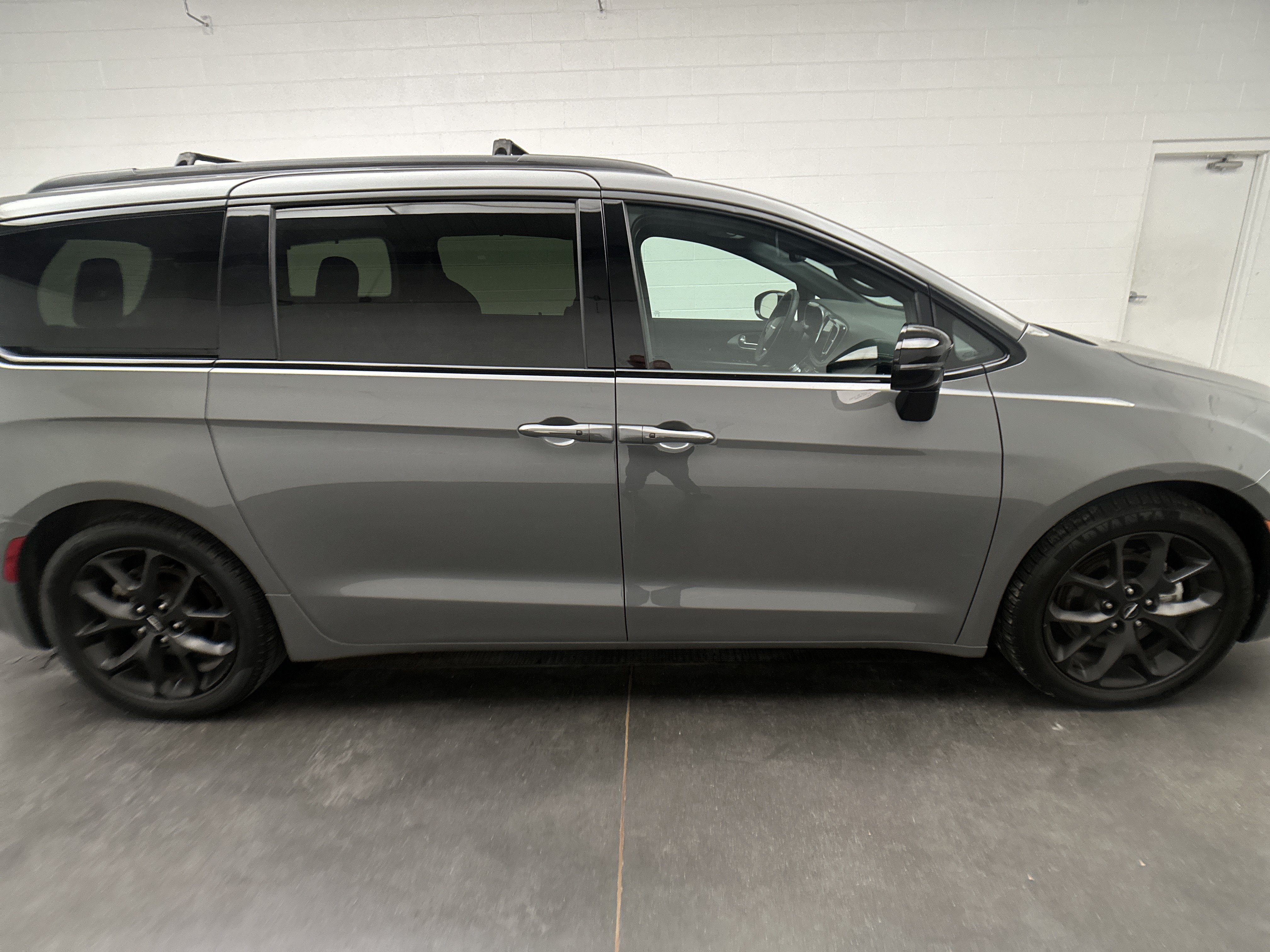 Used 2025 Chrysler Pacifica Limited FWD image 11