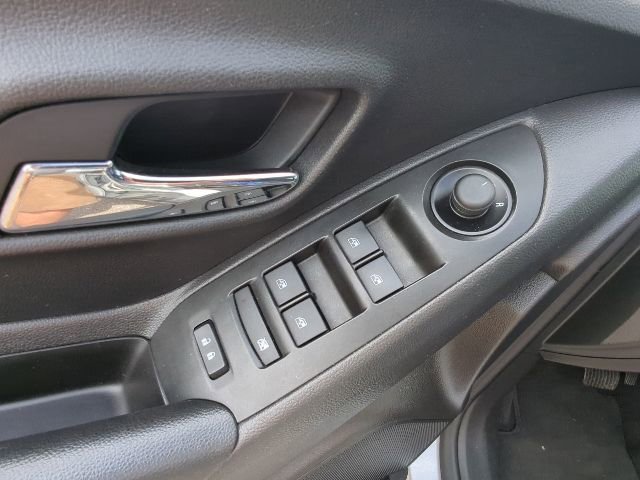 Used 2021 Chevrolet Trax LT w/ LT Convenience Package AWD/4WD image 13