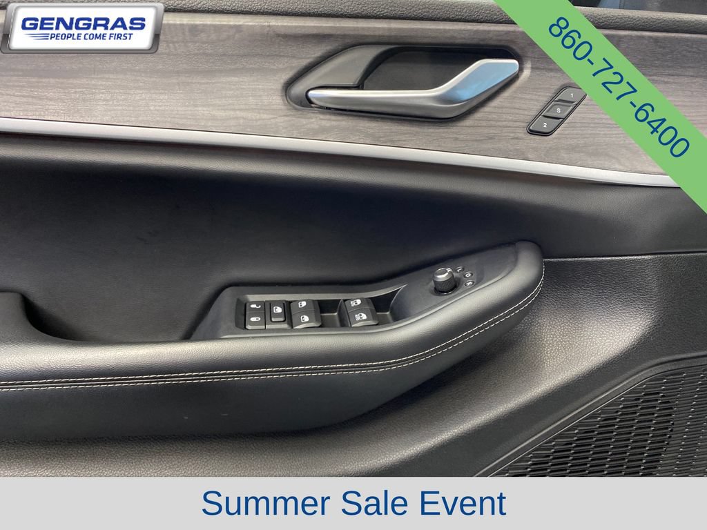 Used 2023 Jeep Grand Cherokee Limited w/ Luxury Tech Group II AWD/4WD image 13