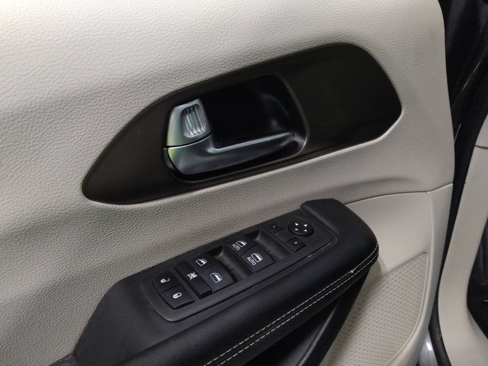 Used 2022 Chrysler Voyager LX image 27