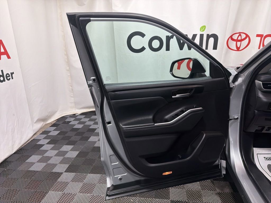 Used 2023 Toyota Highlander XLE image 23