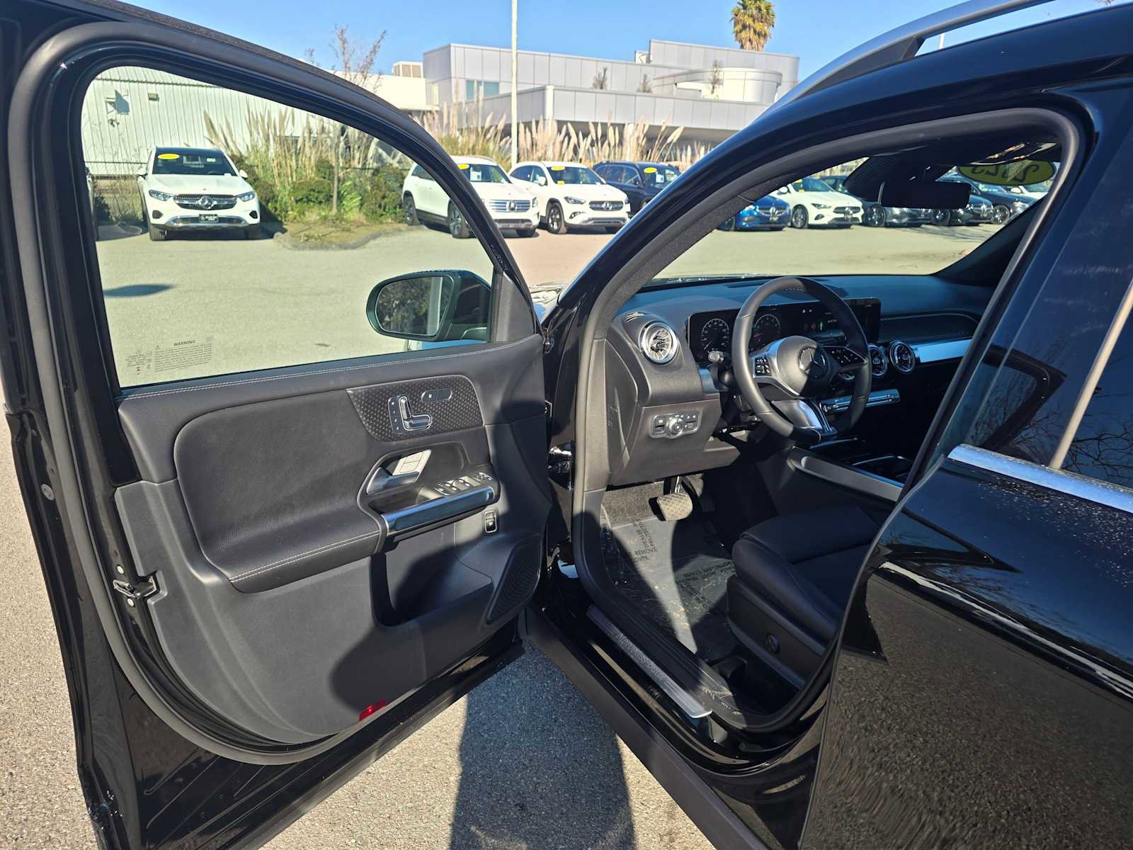 Used 2025 Mercedes-Benz GLB 250 4MATIC image 21