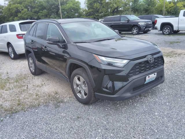 Used 2025 Toyota RAV4 XLE AWD/4WD image 2