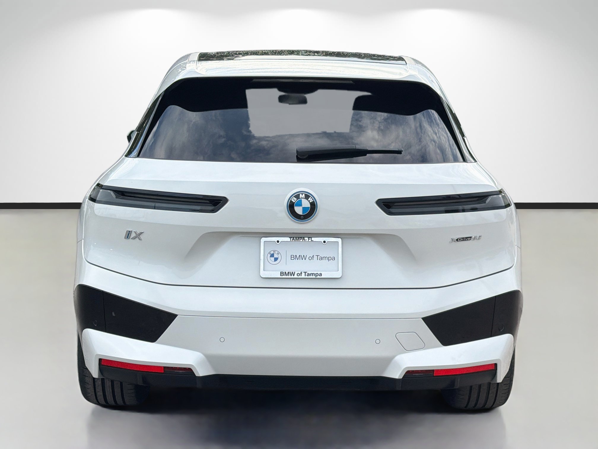 Used 2024 BMW iX xDrive50 w/ Premium Package AWD/4WD image 4
