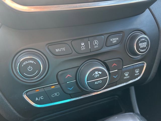 Used 2023 Jeep Cherokee Altitude Lux image 18