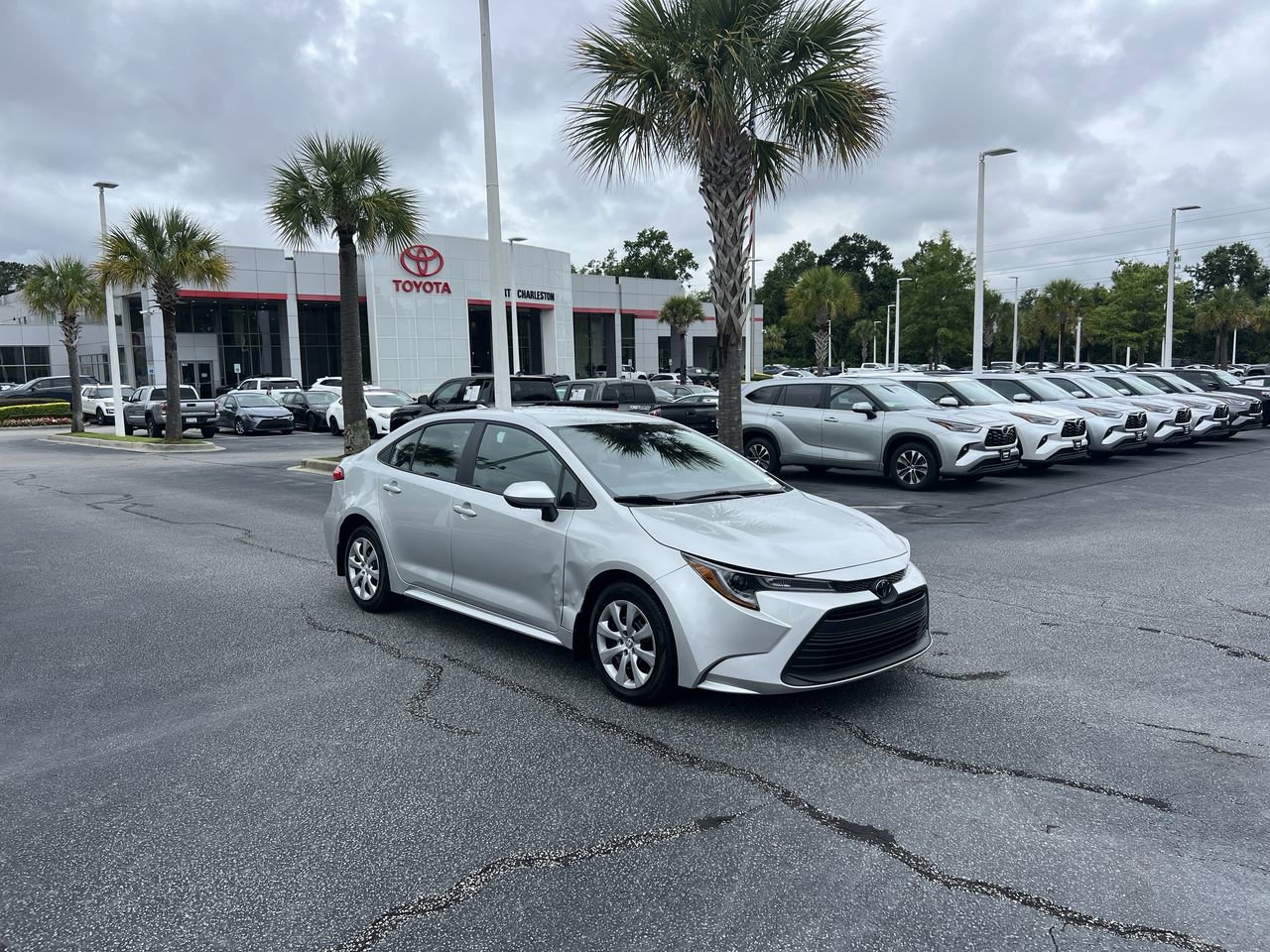 Used 2025 Toyota Corolla LE FWD image 2