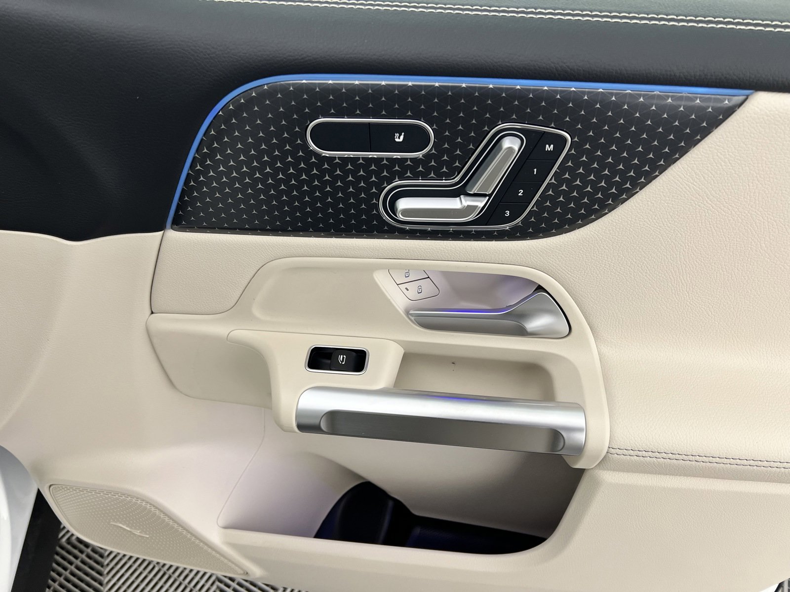 New 2025 Mercedes-Benz GLB 250 image 25