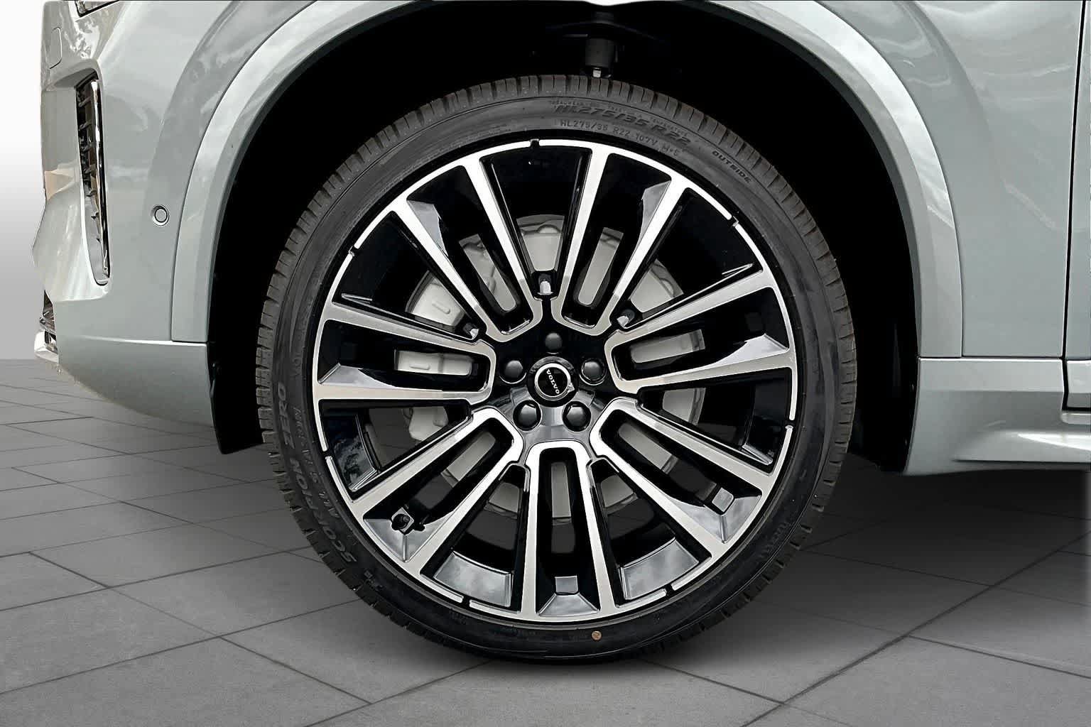 New 2026 Volvo XC90 B6 Plus w/ Protection Package Premier AWD/4WD image 16