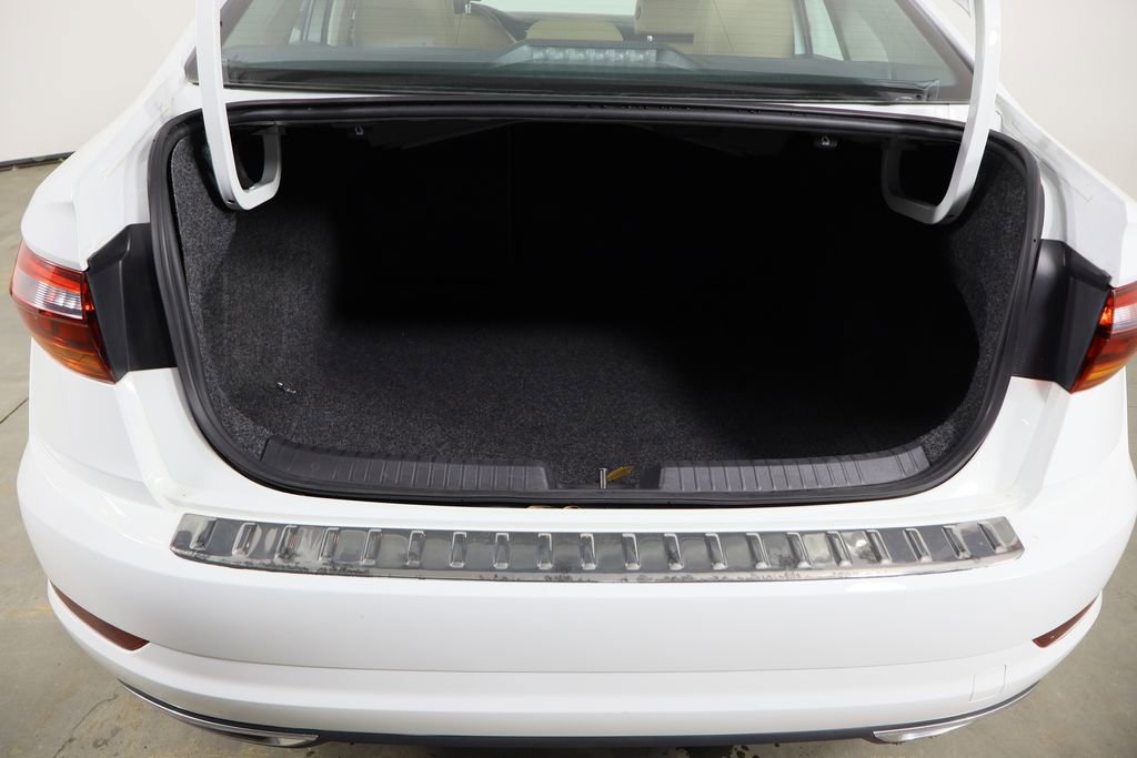 Used 2019 Volkswagen Jetta SE w/ Cold Weather Package image 18