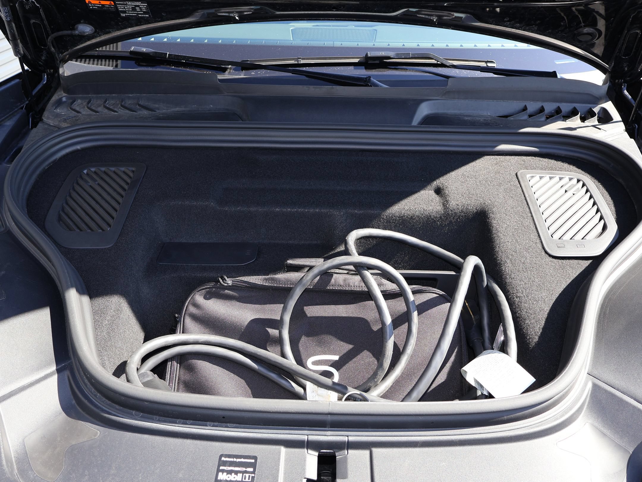 Certified 2025 Porsche Macan 4S Electric AWD/4WD image 34
