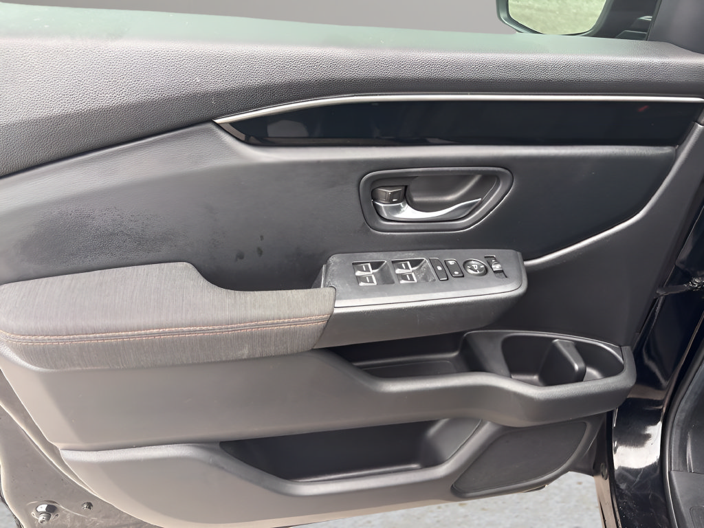 Used 2025 Honda Pilot Sport image 11