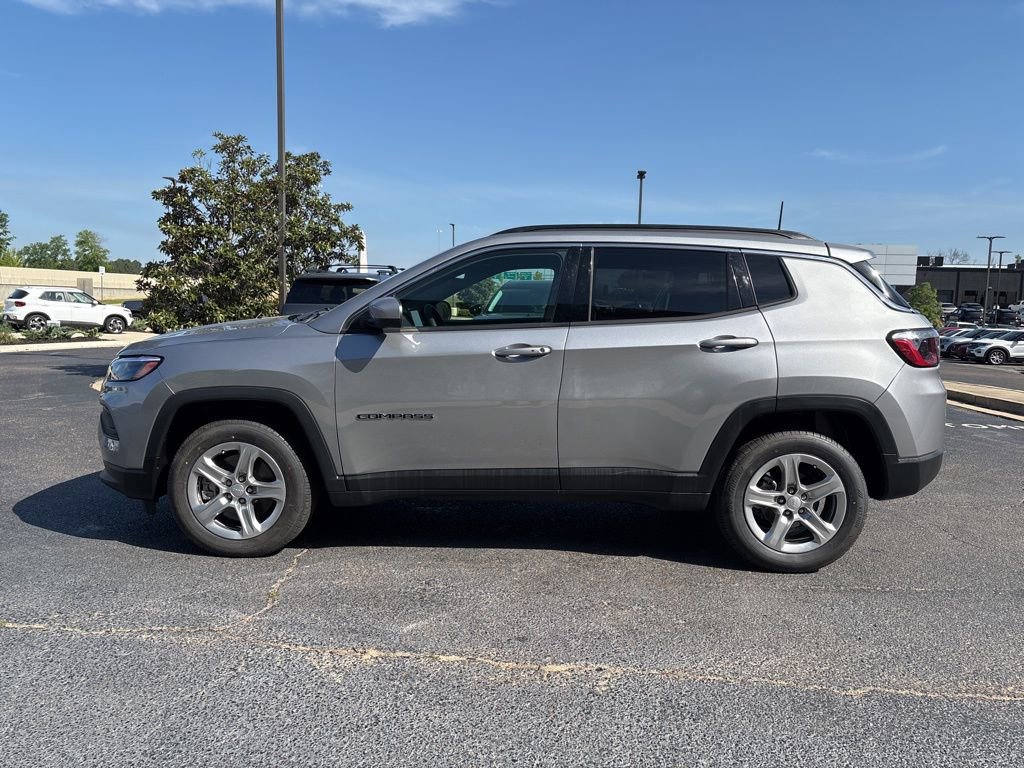 Used 2024 Jeep Compass Latitude image 9
