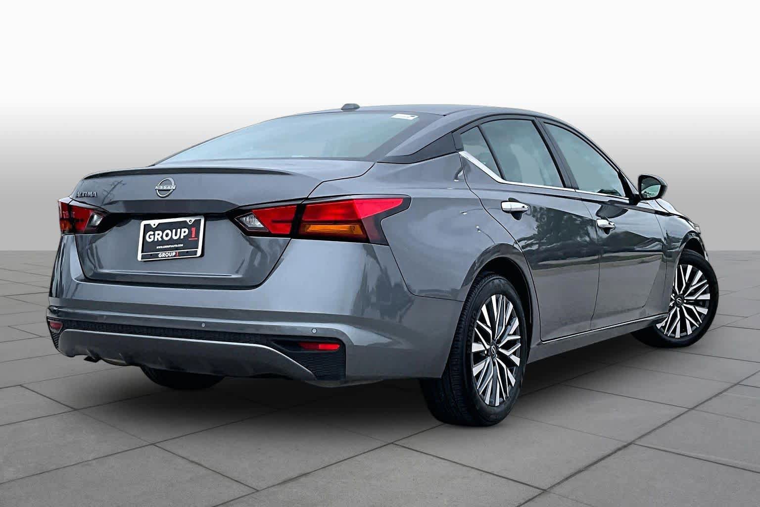 Used 2025 Nissan Altima 2.5 SV FWD image 13