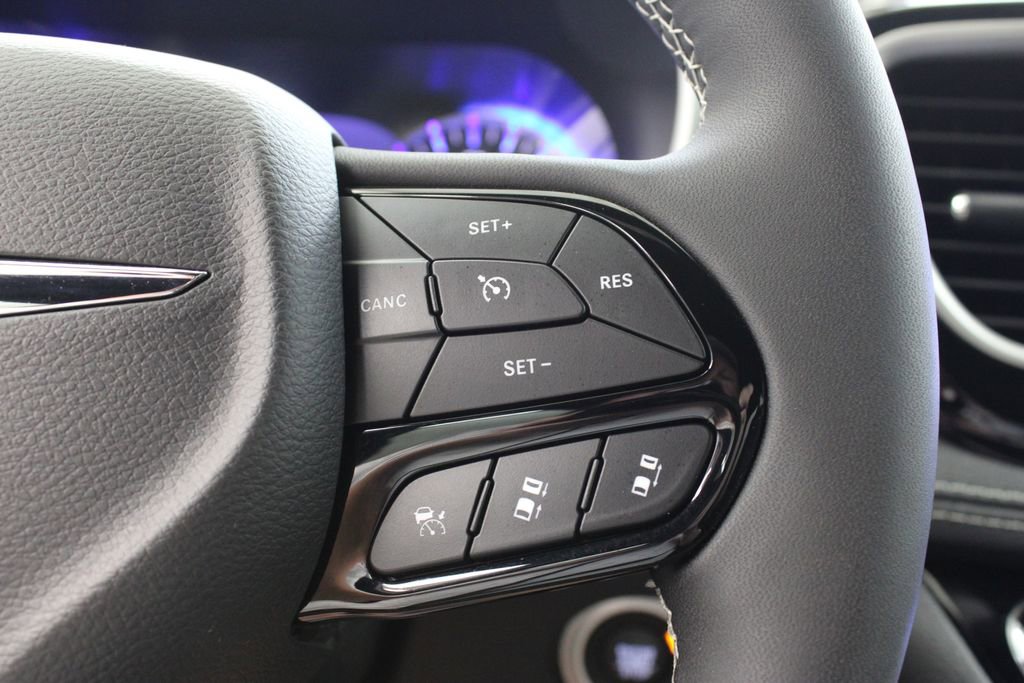 Used 2024 Chrysler Pacifica Touring image 28