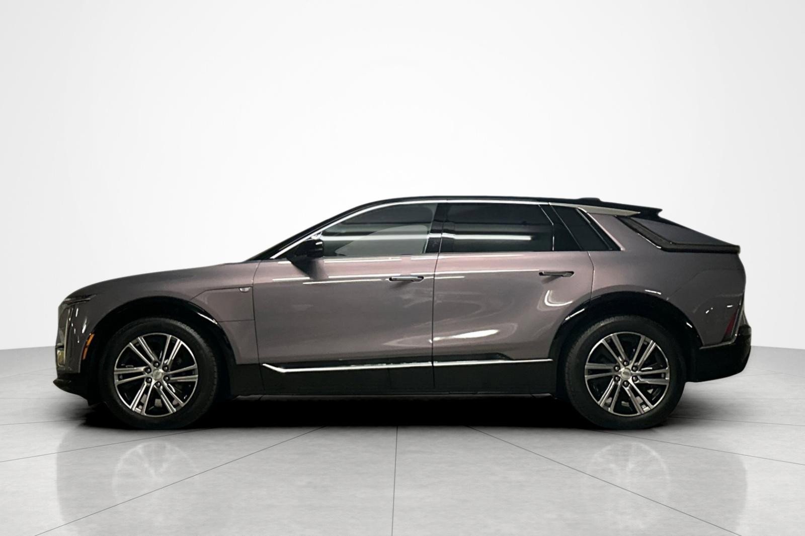 Used 2025 Cadillac Lyriq Luxury AWD/4WD image 2