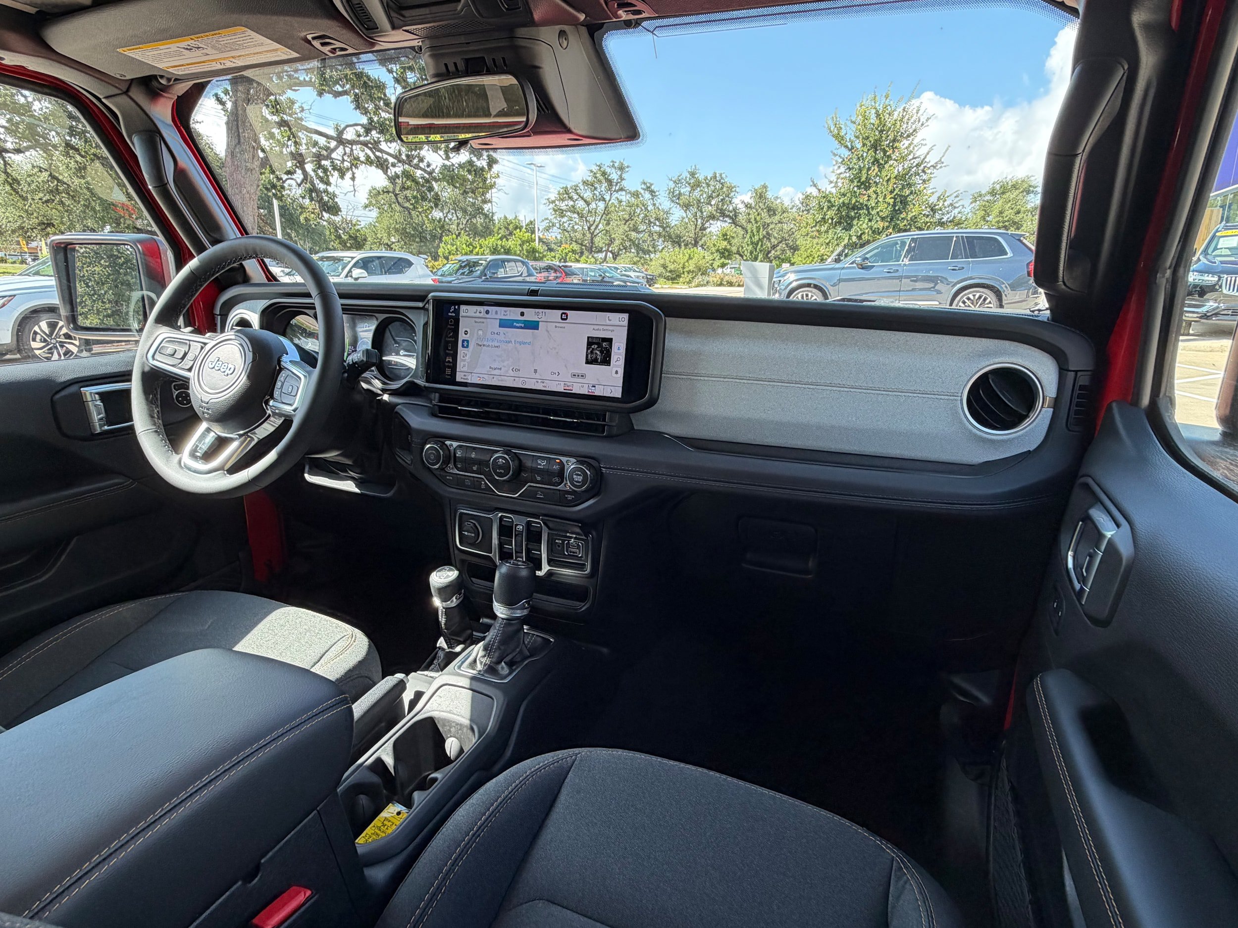 Used 2025 Jeep Wrangler Unlimited Sahara AWD/4WD image 15
