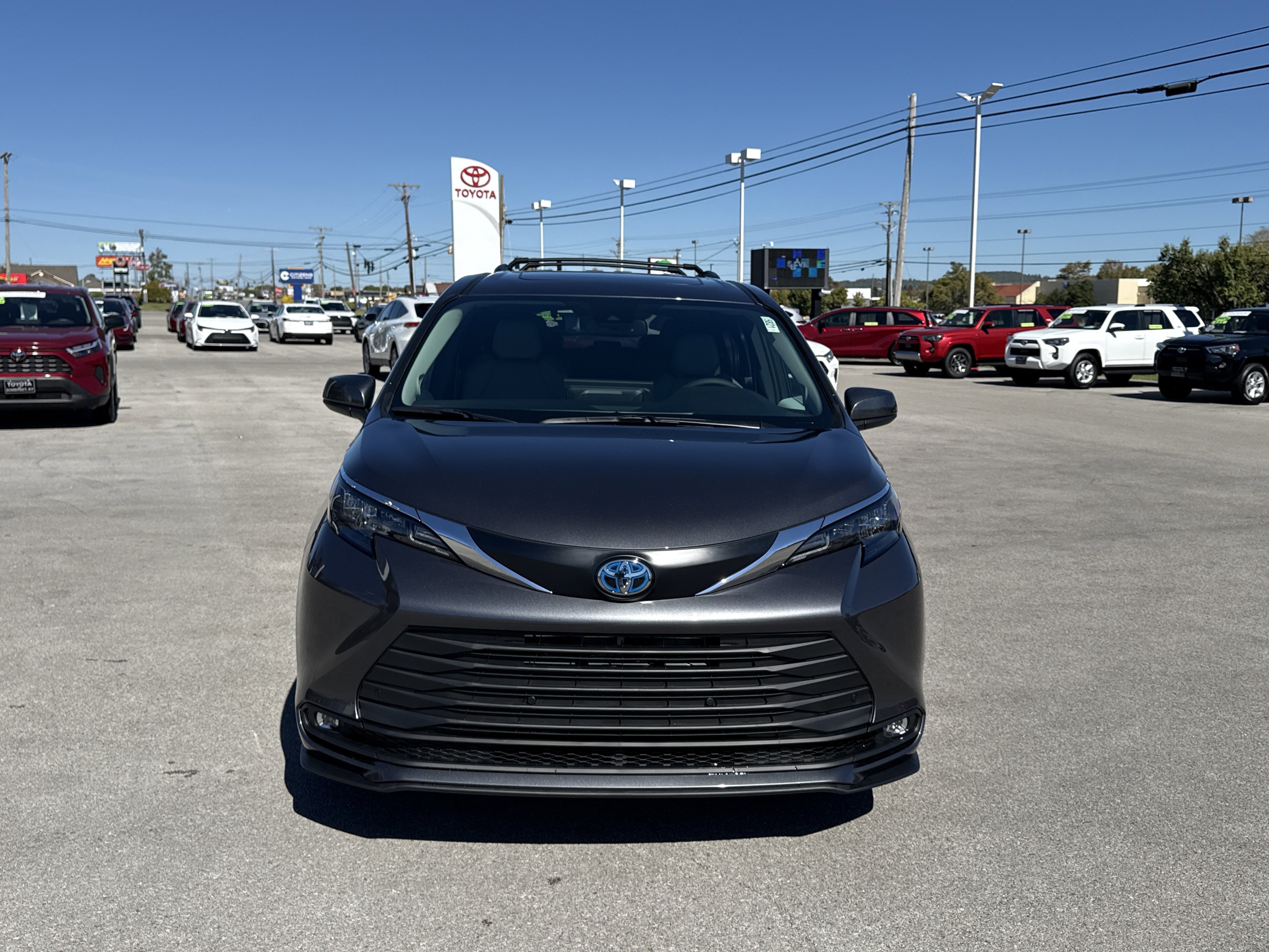 New 2025 Toyota Sienna XLE image 8