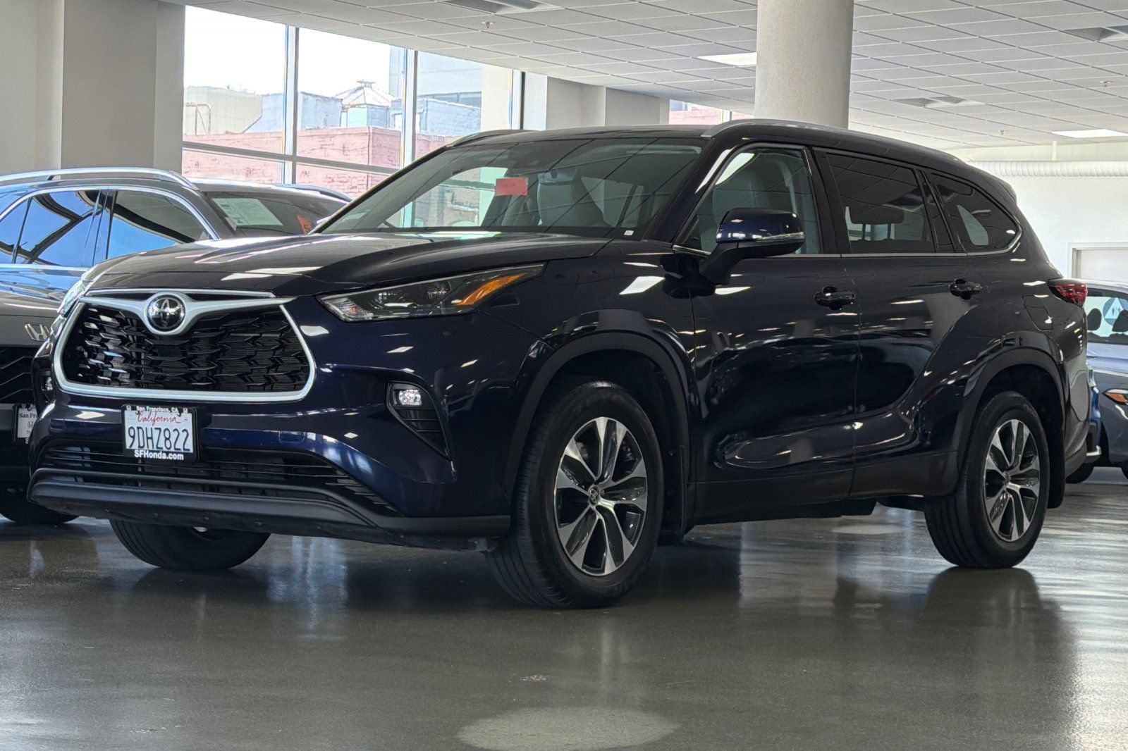 Used 2022 Toyota Highlander XLE AWD/4WD image 11