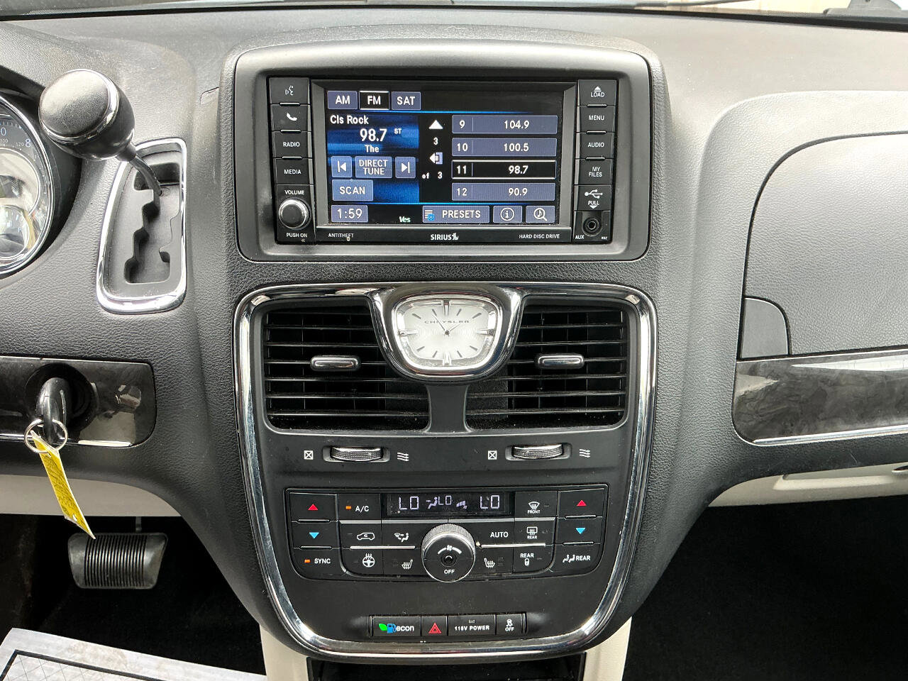 Used 2013 Chrysler Town & Country Touring-L w/ Driver Convenience Group image 20