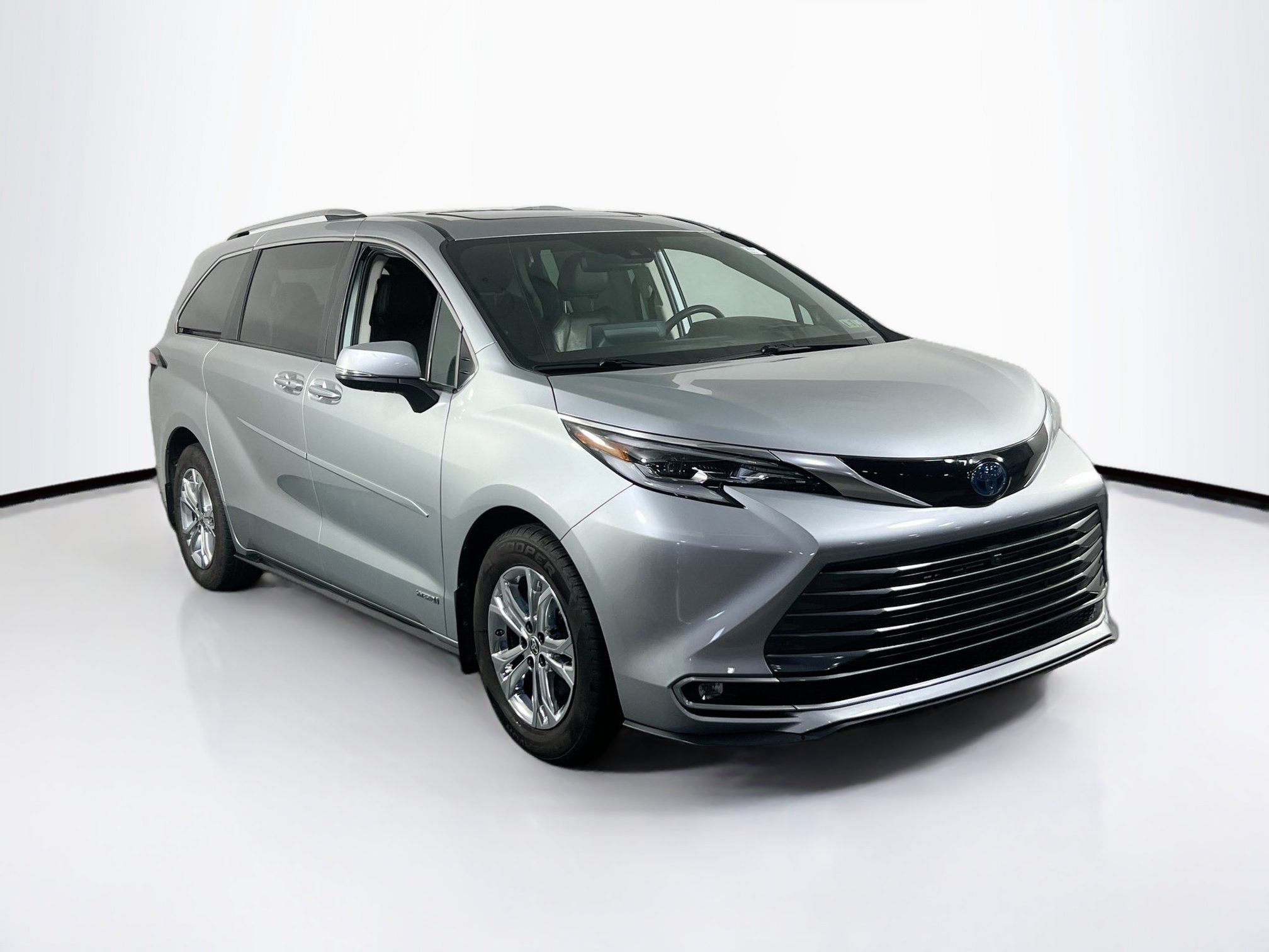 Used 2021 Toyota Sienna Platinum AWD/4WD image 3