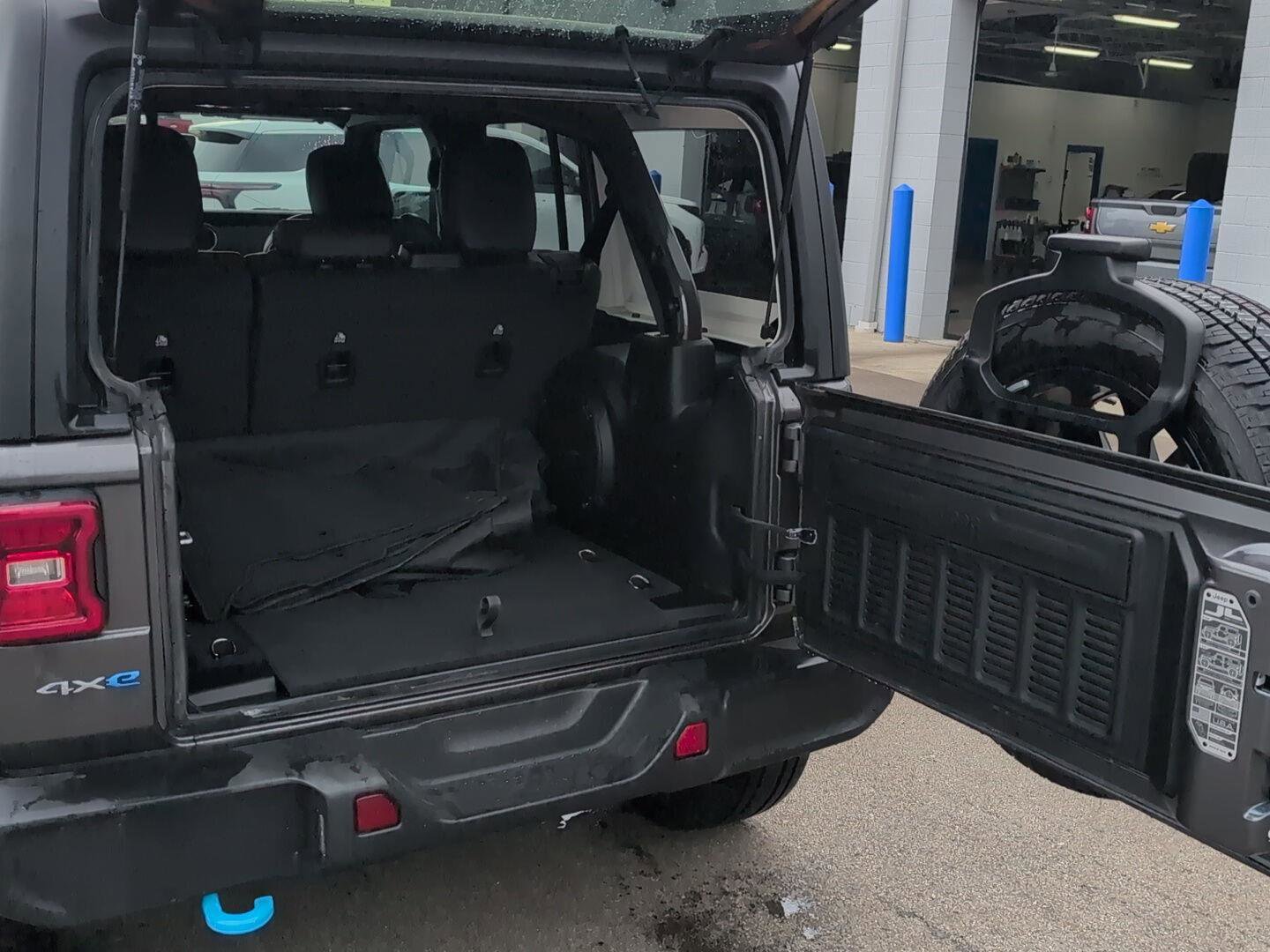 Used 2023 Jeep Wrangler Sahara w/ Cold Weather Group image 8