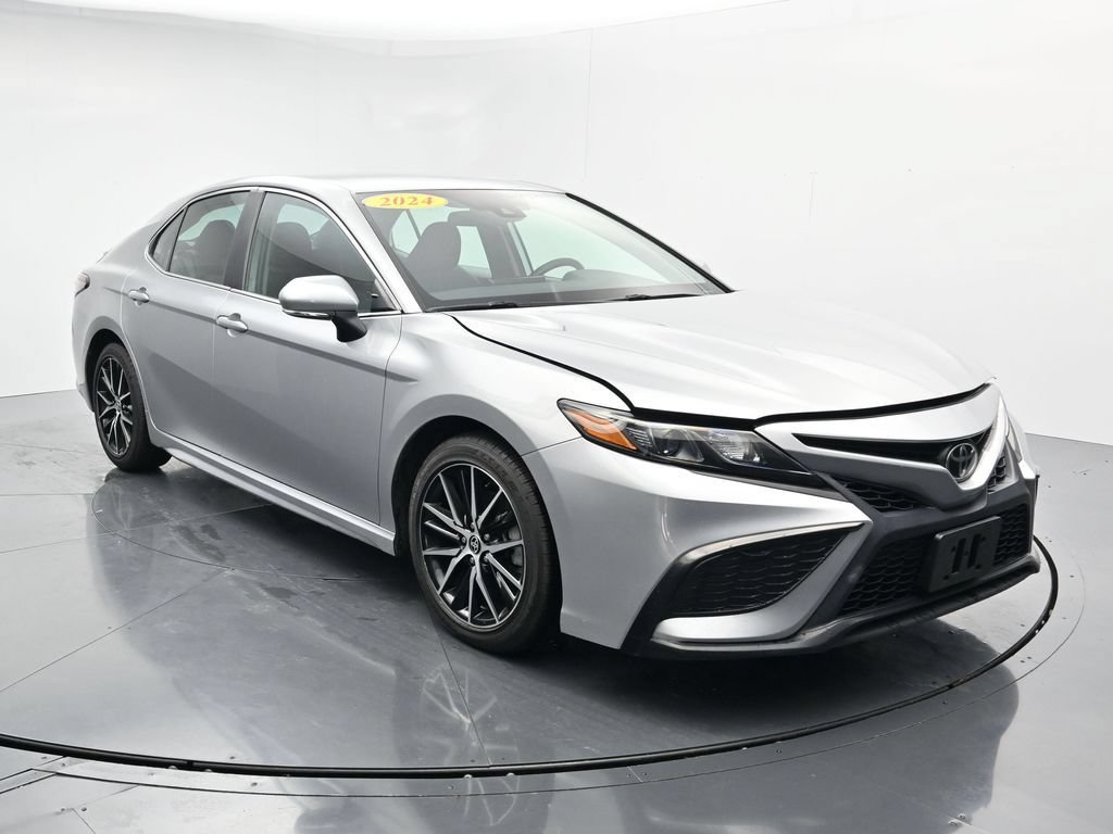 Used 2024 Toyota Camry SE FWD image 2
