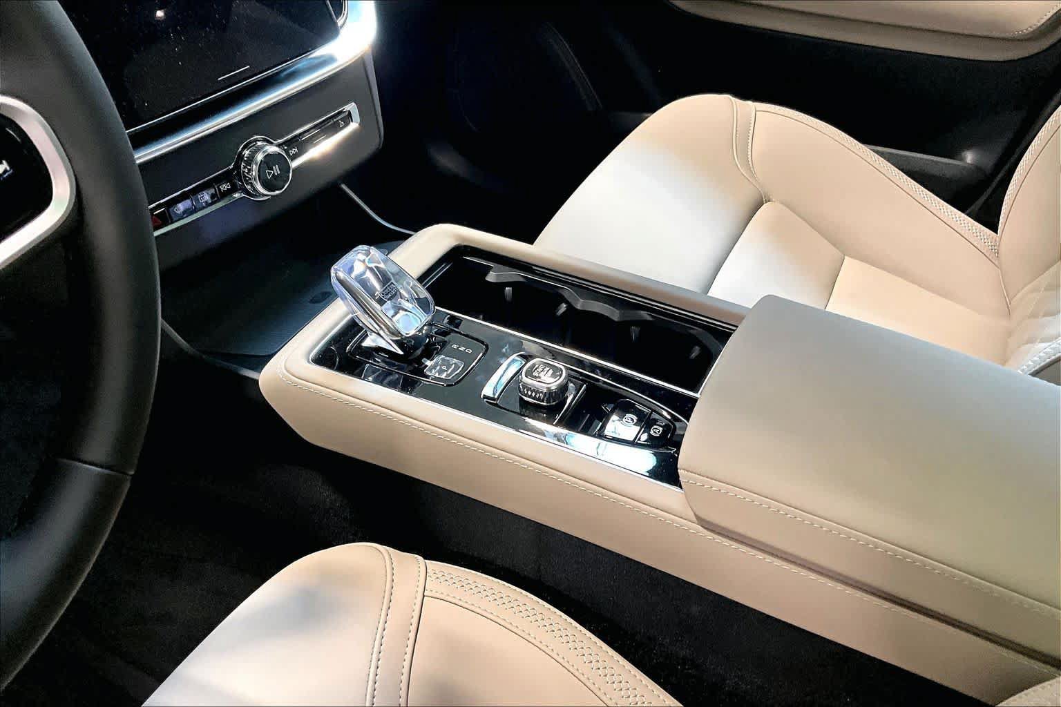 New 2026 Volvo XC90 B6 Plus w/ Protection Package Premier AWD/4WD image 10