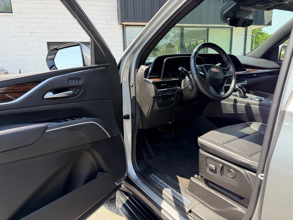 Used 2024 Cadillac Escalade Premium Luxury AWD/4WD image 23