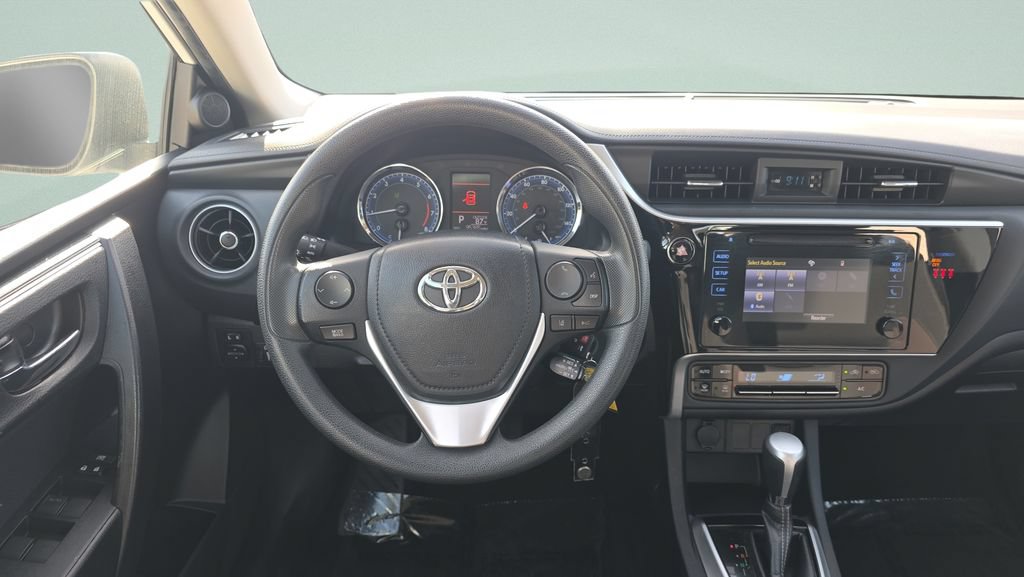 Used 2018 Toyota Corolla LE FWD image 12