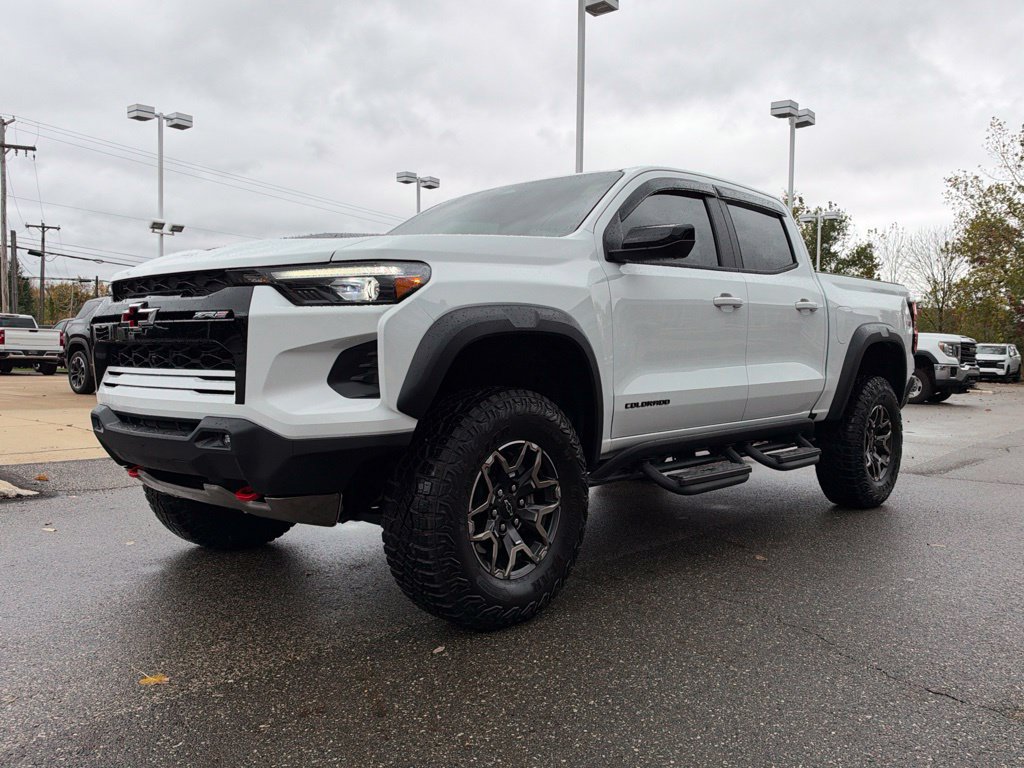 Used 2026 Chevrolet Colorado ZR2 w/ Technology Package AWD/4WD image 9
