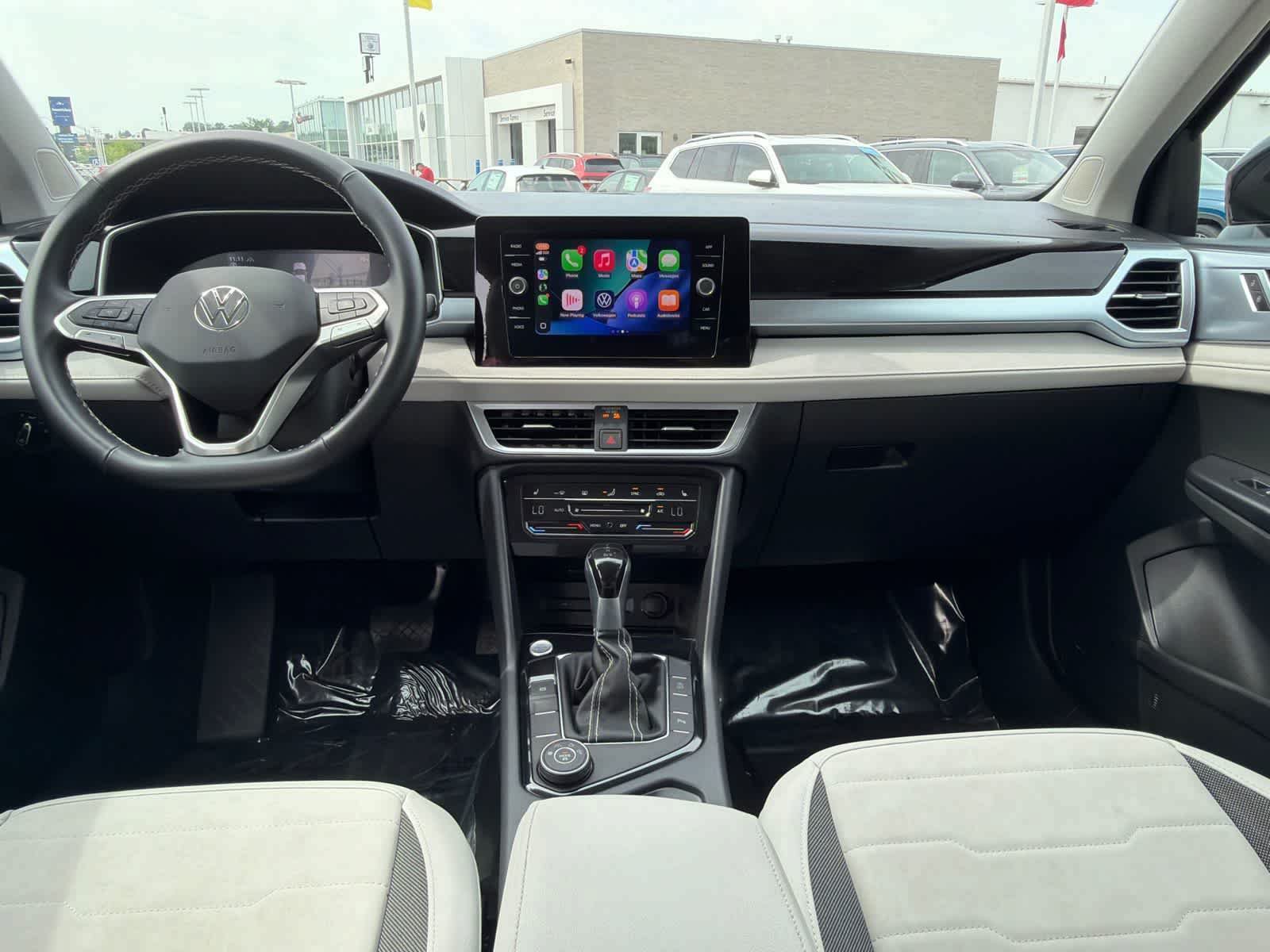 Used 2025 Volkswagen Taos SE w/ Panoramic Sunroof Package AWD/4WD image 10