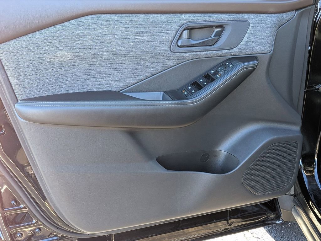 Used 2022 Nissan Rogue S image 9