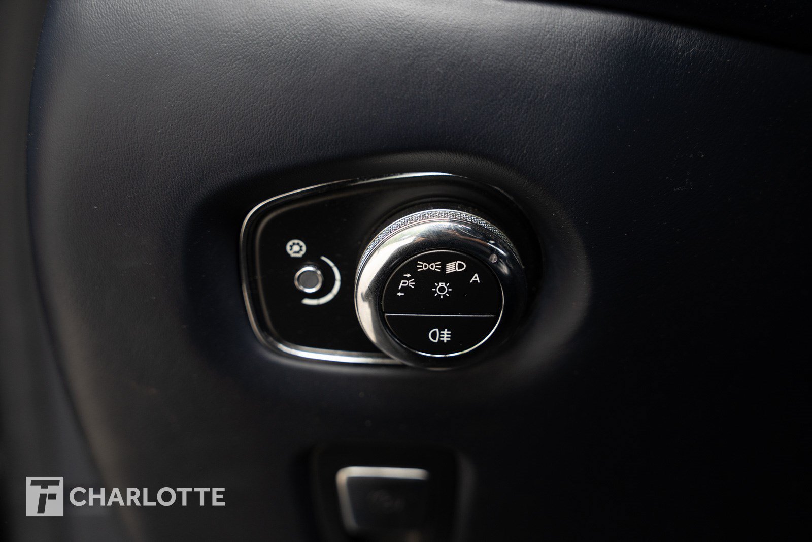 Used 2019 Aston Martin DB11 Volante RWD image 25