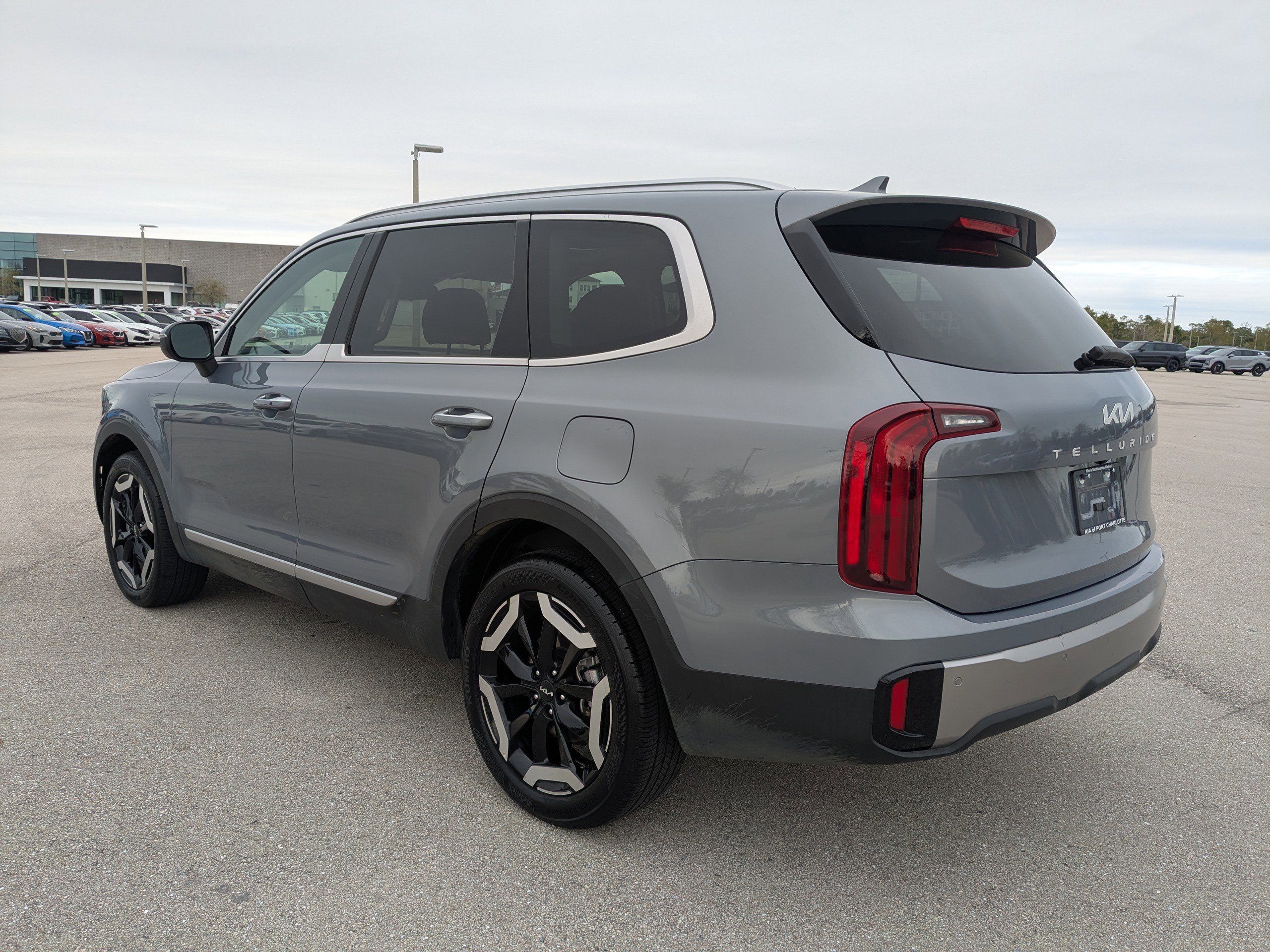 Used 2025 Kia Telluride S image 7