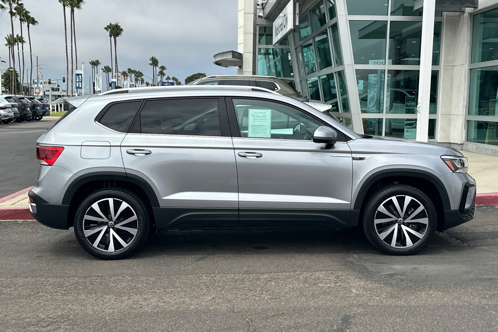 Used 2023 Volkswagen Taos SE FWD image 3