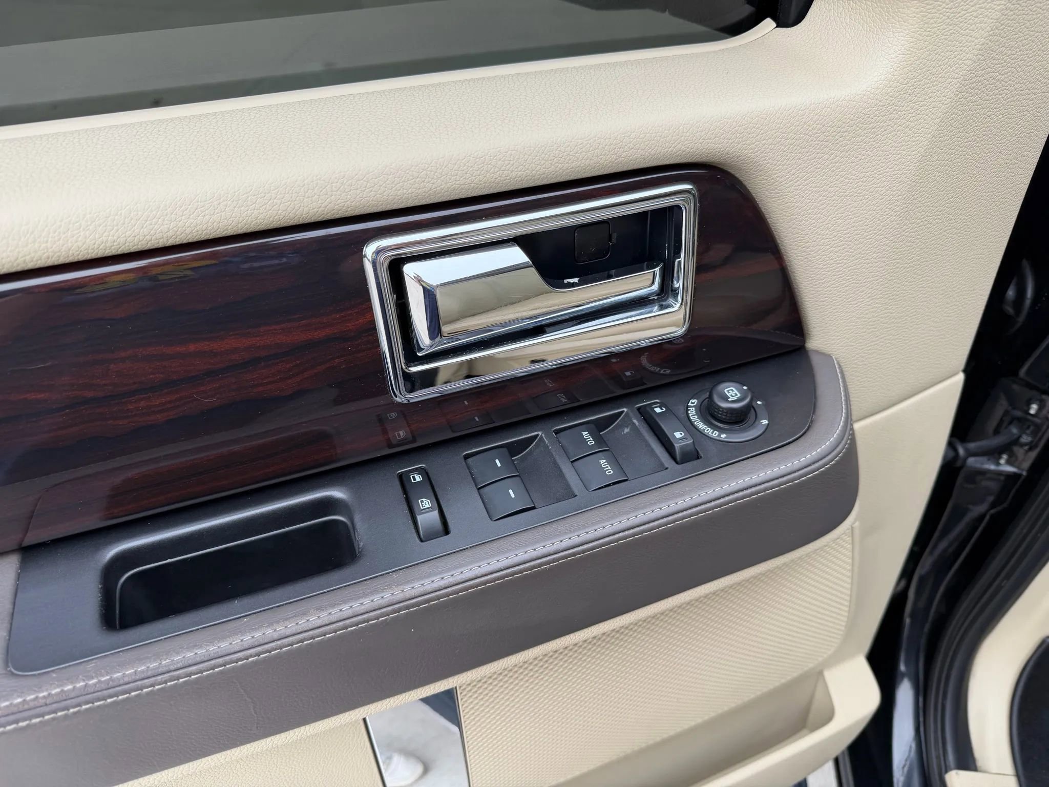 Used 2015 Lincoln Navigator L 4WD w/ Equipment Group 101A Reserve image 14