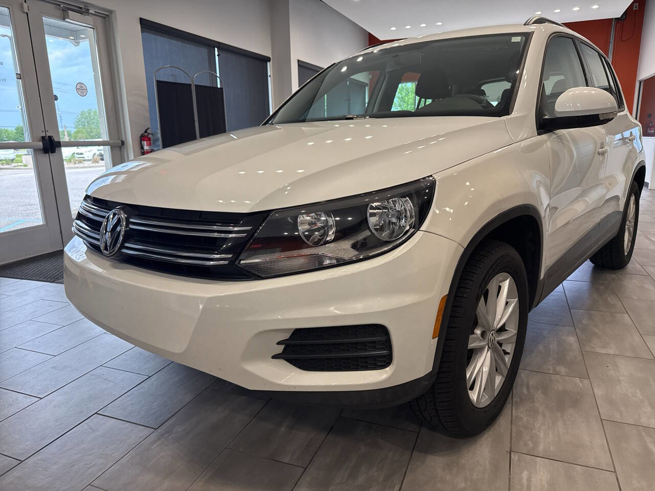 Used 2017 Volkswagen Tiguan Limited w/ Premium Package FWD image 3