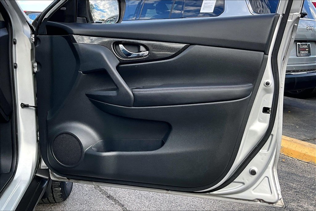 Used 2017 Nissan Rogue SL w/ SL Premium Package FWD image 27