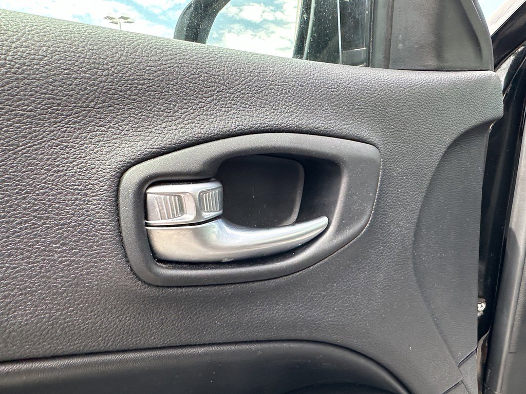 Used 2021 Jeep Compass Latitude image 12