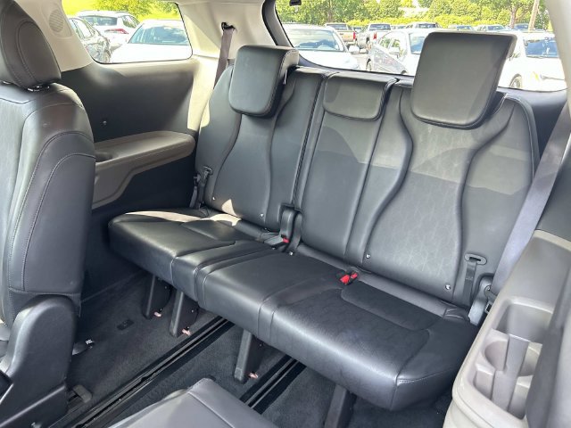 Used 2025 Kia Carnival FWD image 20