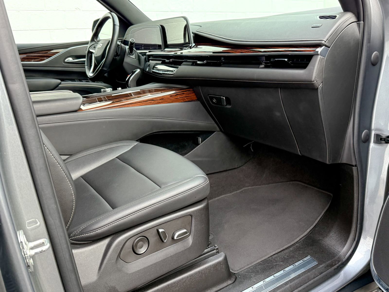 Certified 2022 Cadillac Escalade Luxury image 13