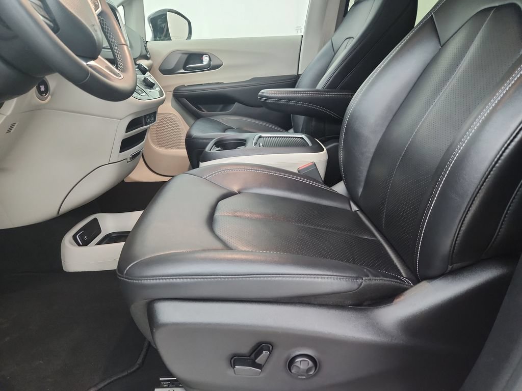 Used 2024 Chrysler Pacifica Touring-L FWD image 22