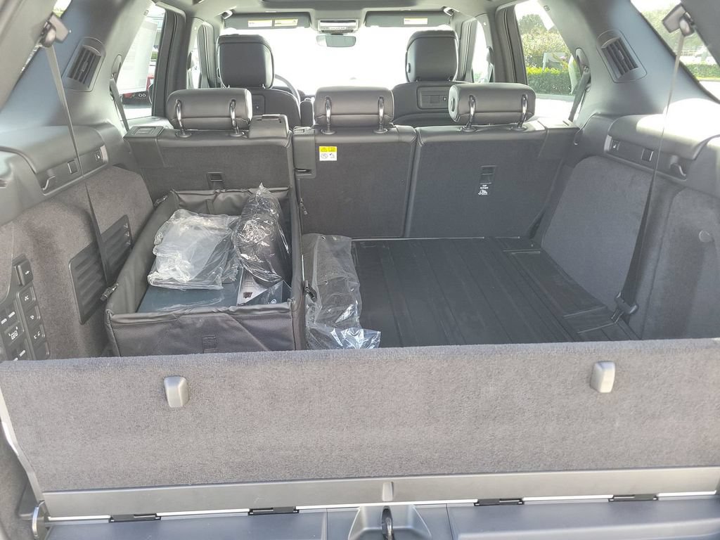 New 2025 Land Rover Discovery Metropolitan Edition AWD/4WD image 10