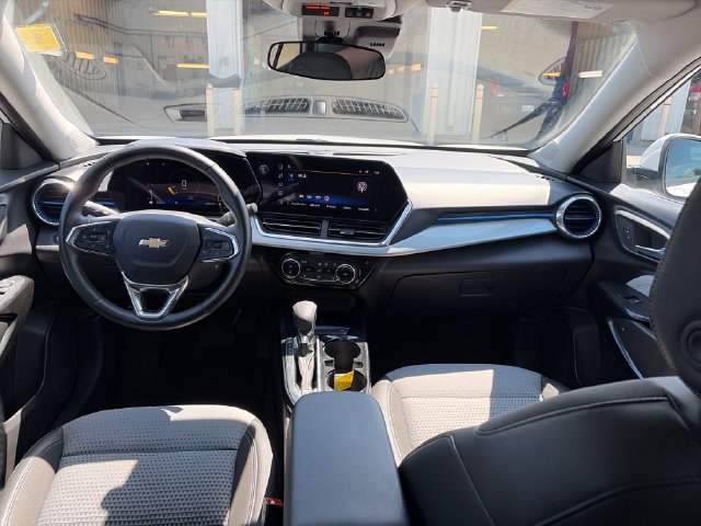 Used 2025 Chevrolet Trax LT w/ LT Convenience Package FWD image 13