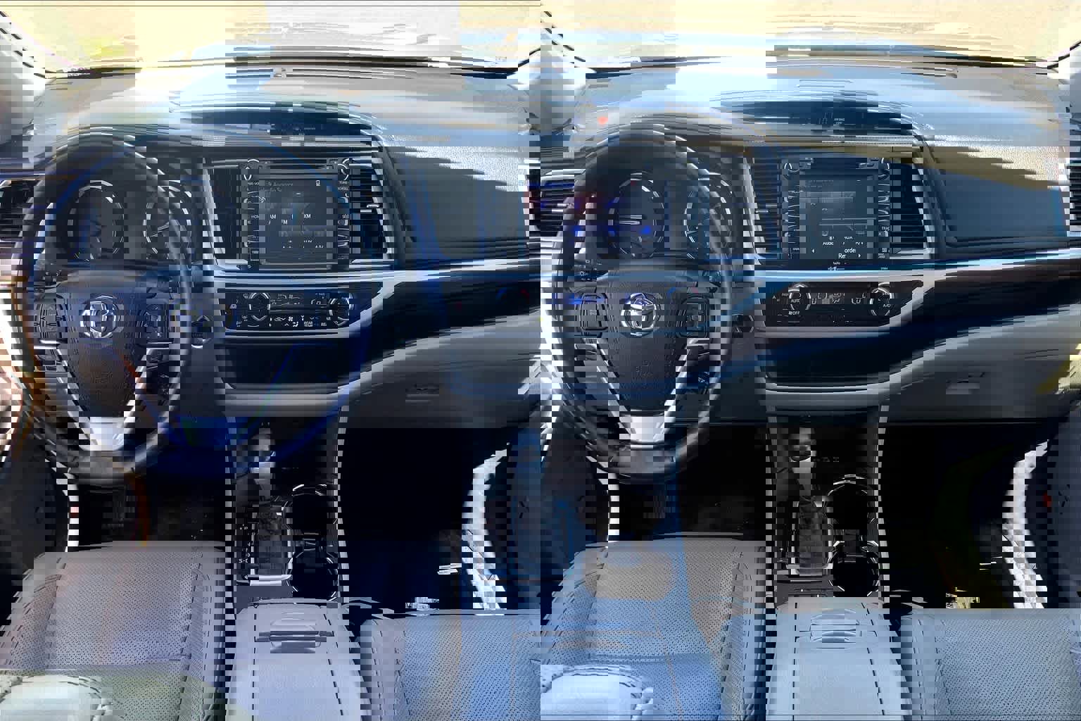 Used 2015 Toyota Highlander Limited w/ Driver Technology Package image 16