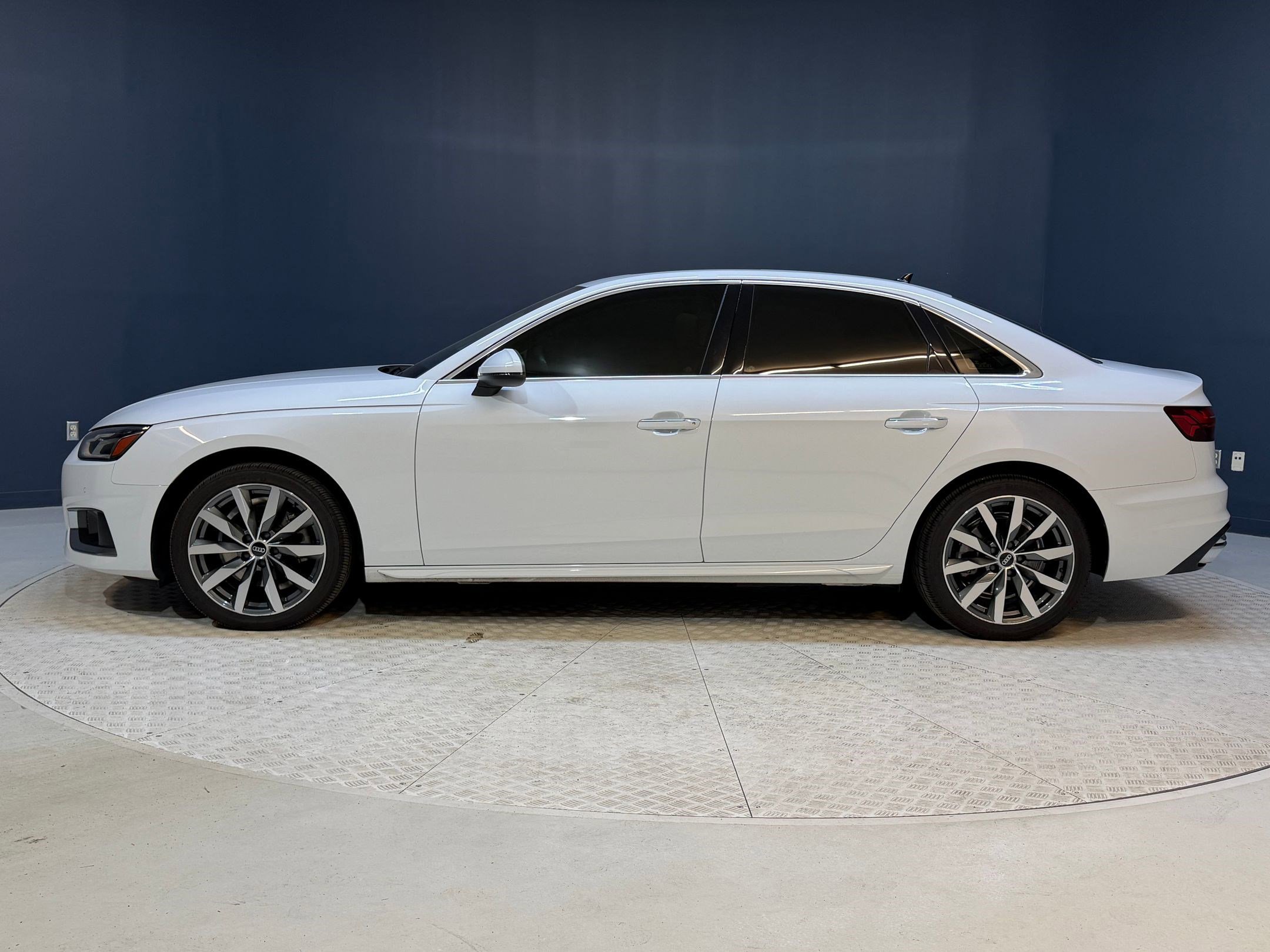 Used 2021 Audi A4 2.0T Premium w/ Convenience Package image 2