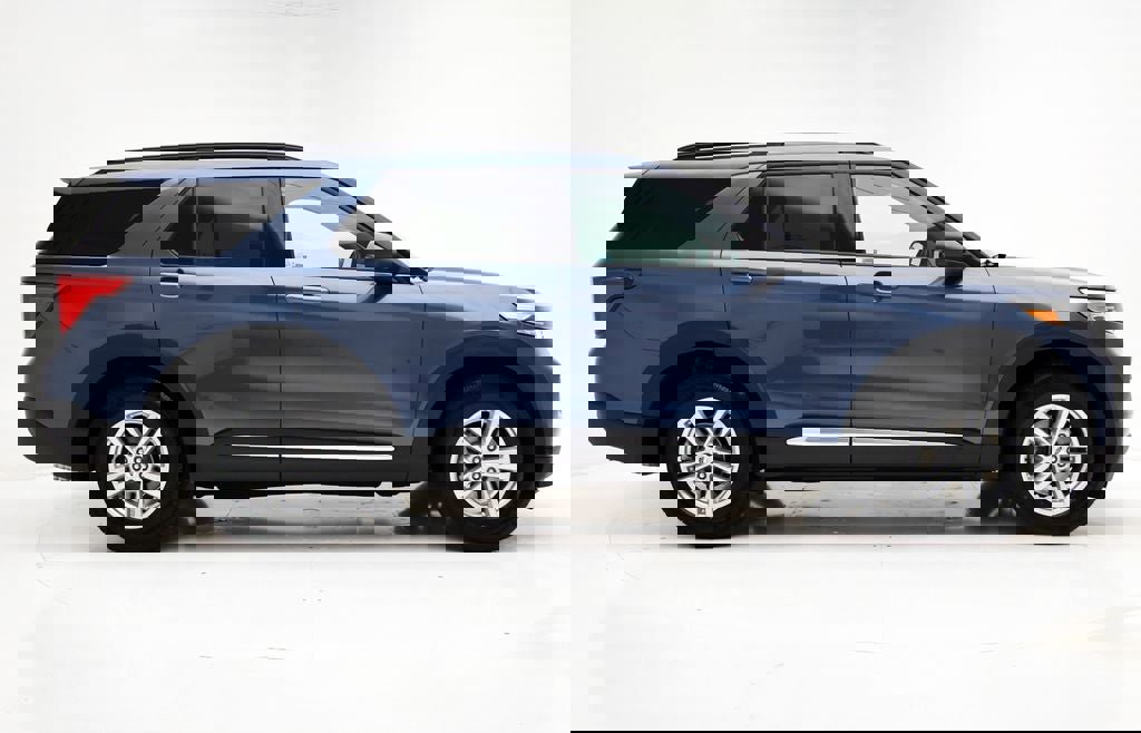 Used 2020 Ford Explorer XLT image 3