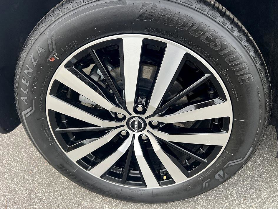 Certified 2024 Nissan Pathfinder Platinum w/ Black Appearance Package image 11